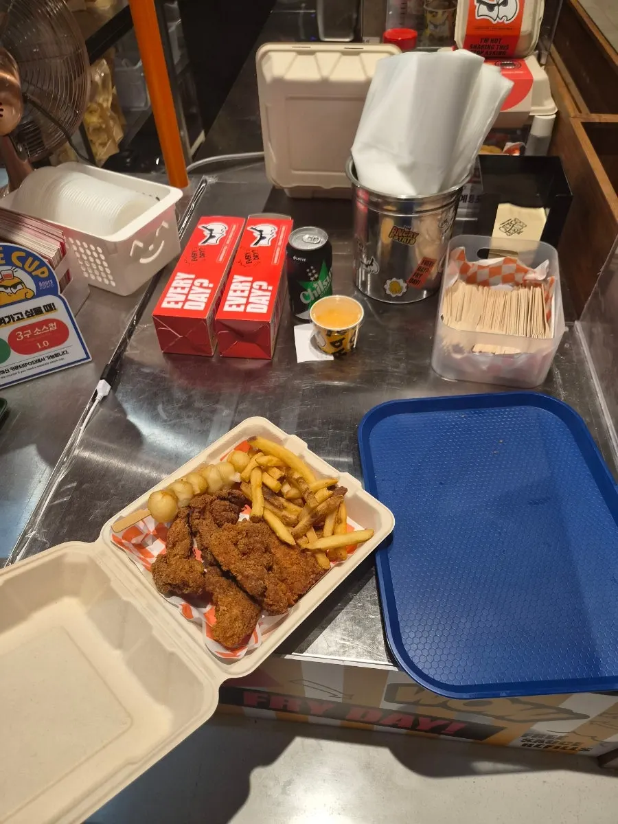 딥크런치치킨박스 속 치킨 조각