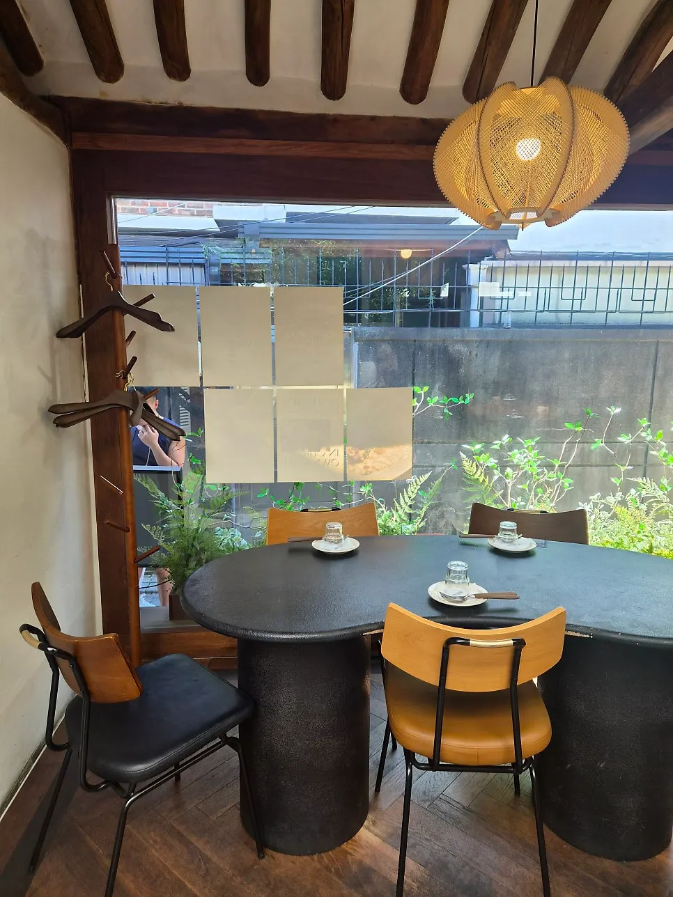 梁と木製家具のある店内