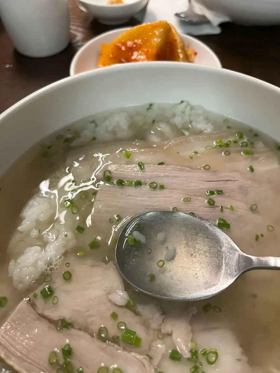 Clear, light pork gomtang