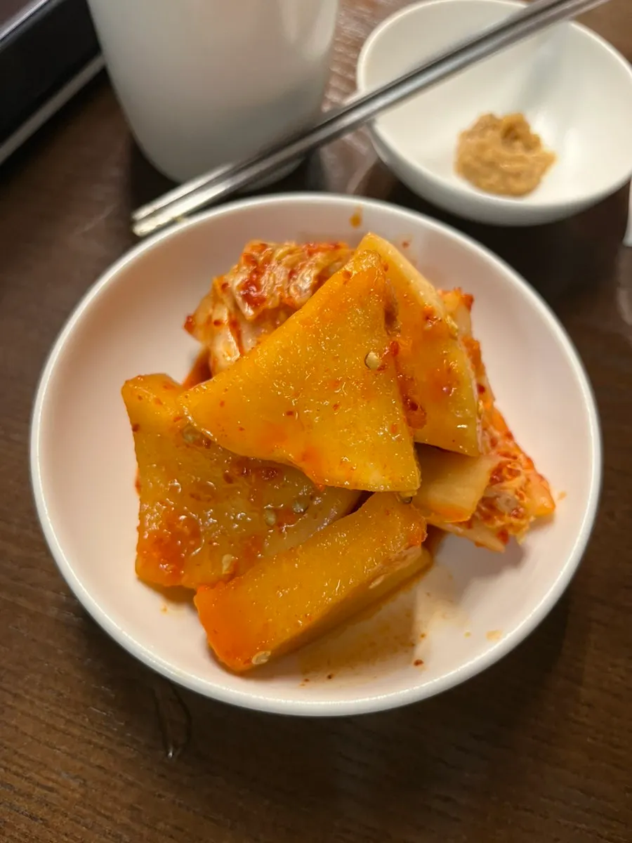 Pork gomtang and kimchi