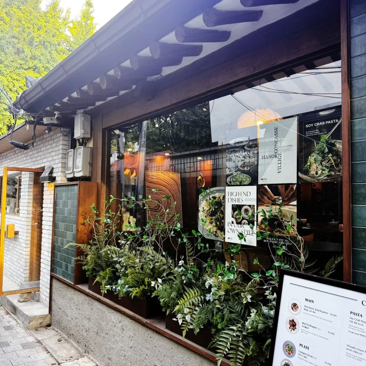한옥 기와 처마와 창가의 콩카세 안국 외관