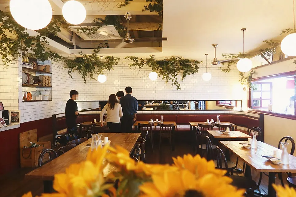 紅磚與木製家具的餐廳內部