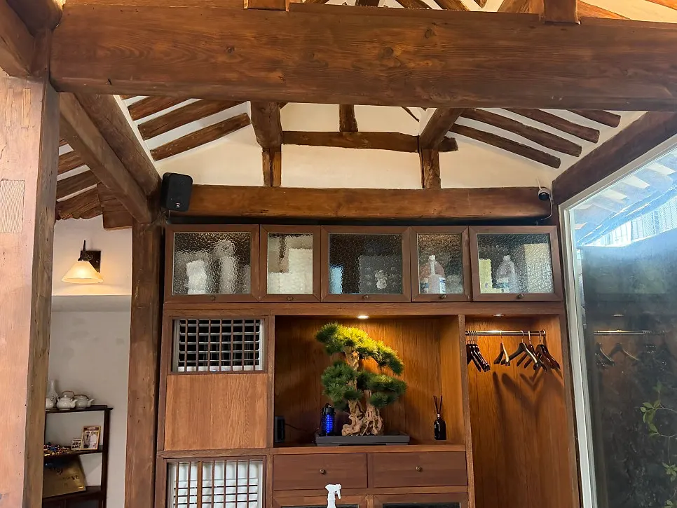 Hanok hall seating at Concasse Anguk