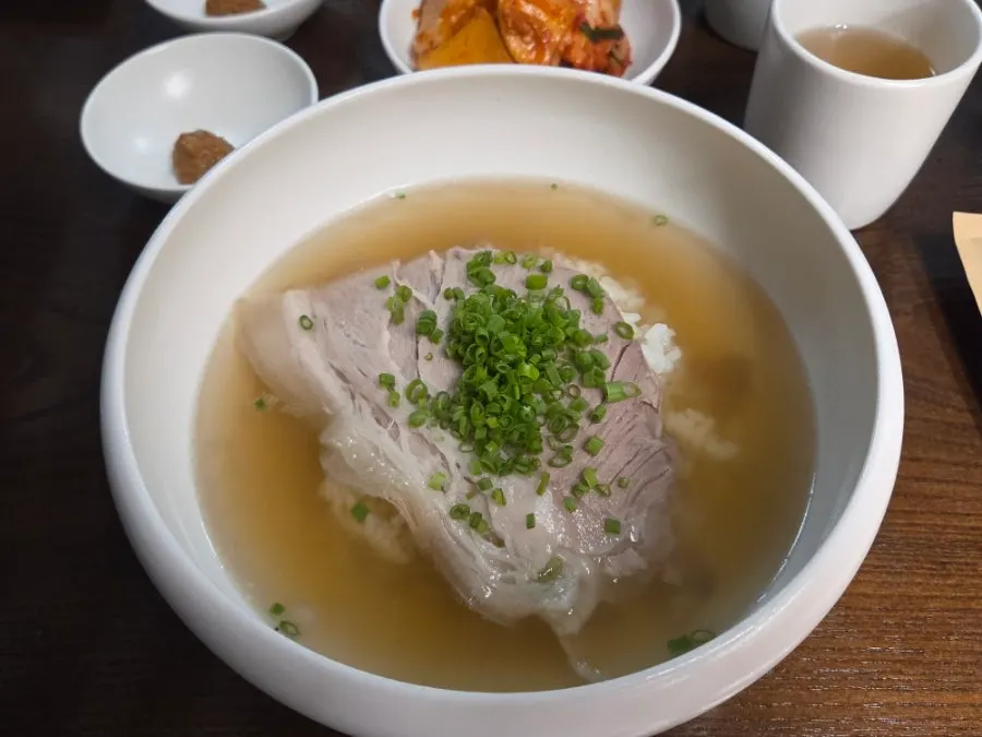 Wolha Gomtang with clear broth