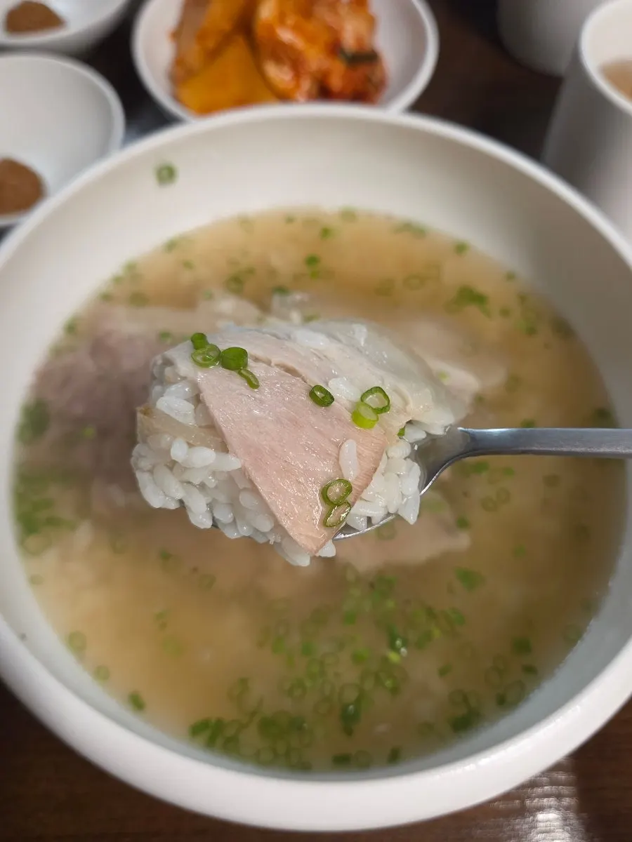 Wolha Gomtang topped with boiled pork