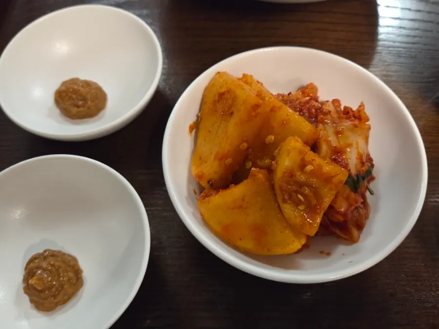 Radish kimchi served with gomtang