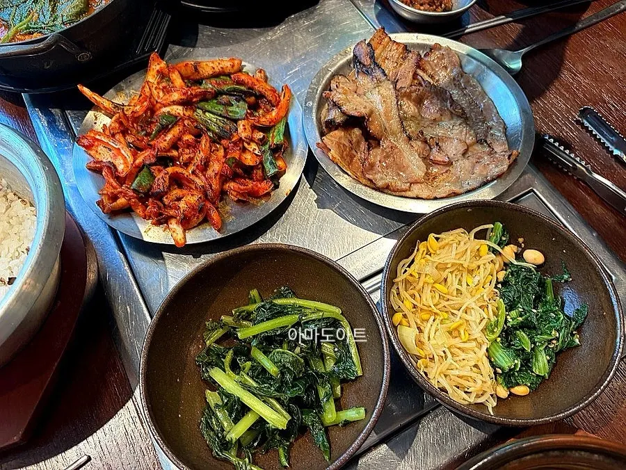 Table setting at Eom Yongbaek Pork Grill, chosen for a Gwanghwamun lunch