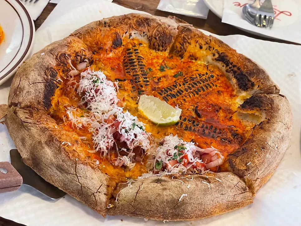 옥수수와 치즈 토핑 피자