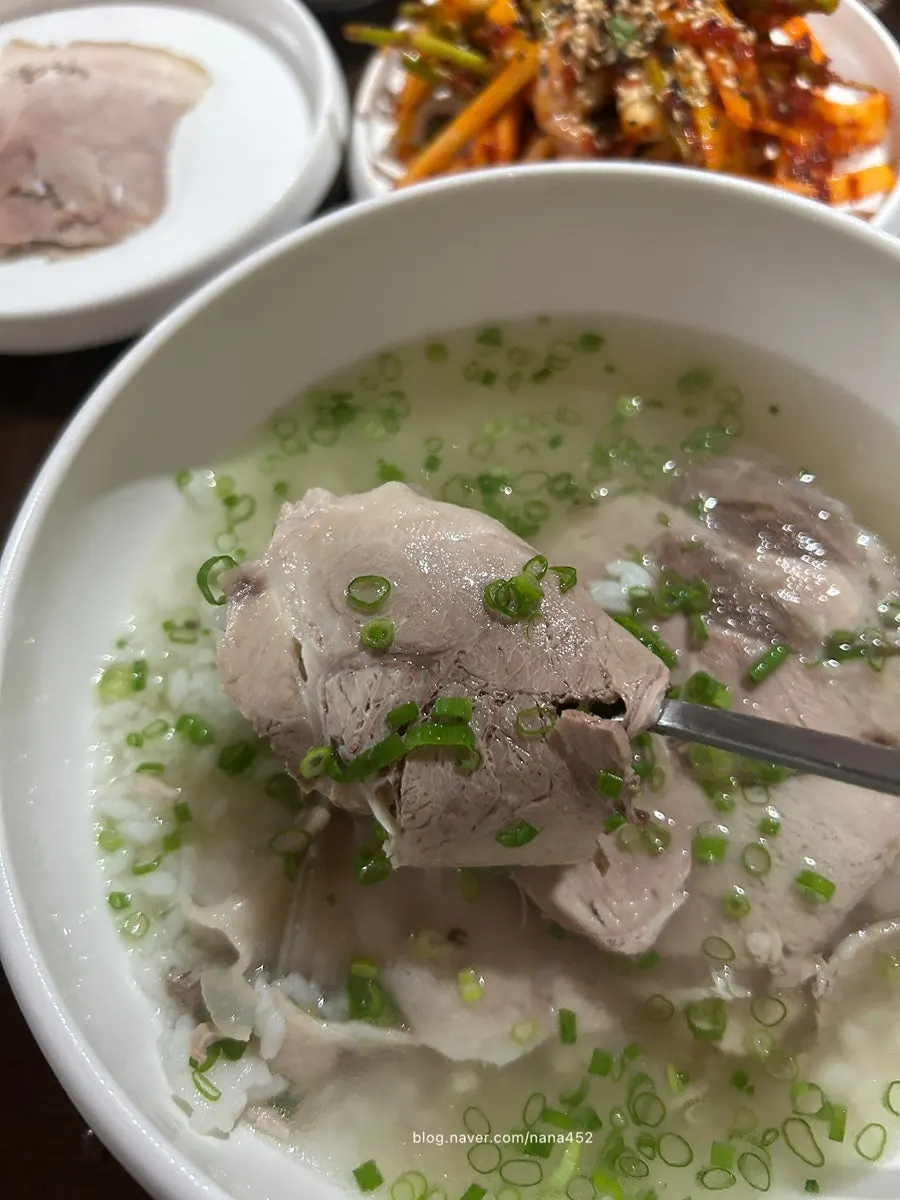 Wolha Gomtang with clear broth