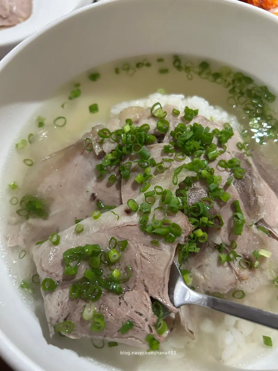 Meat and broth in Wolha Gomtang