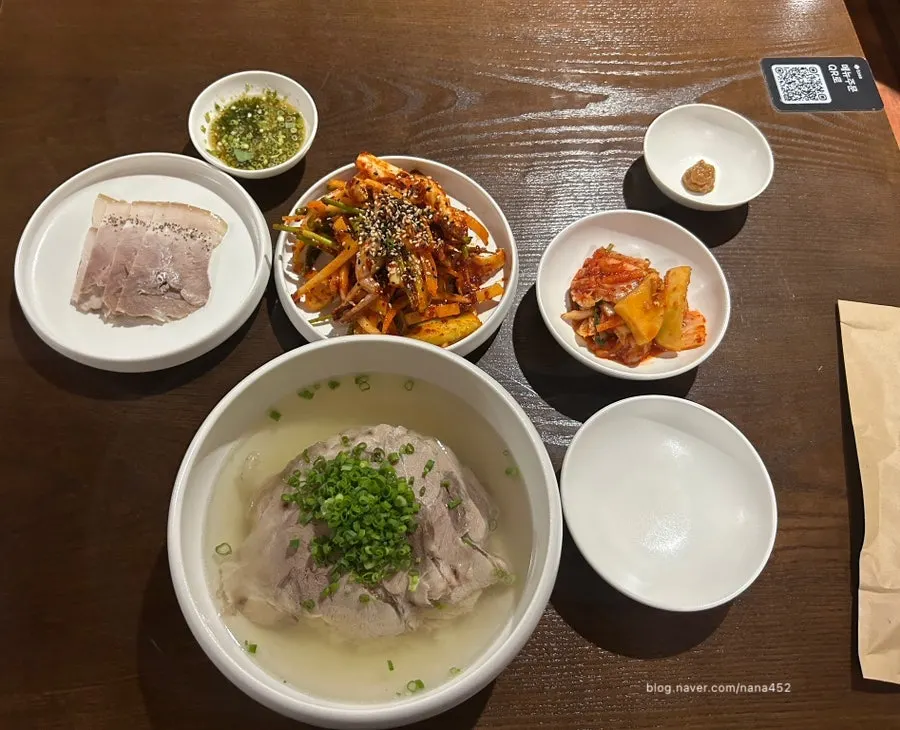 Oyster kimchi and seokbakji side dishes