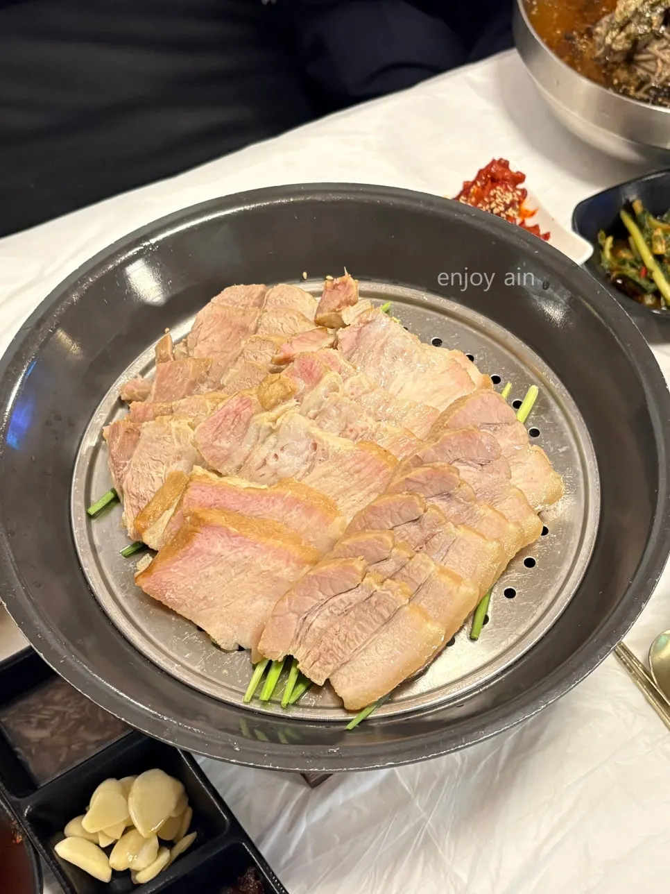 A plate of medium gaemakjang bossam