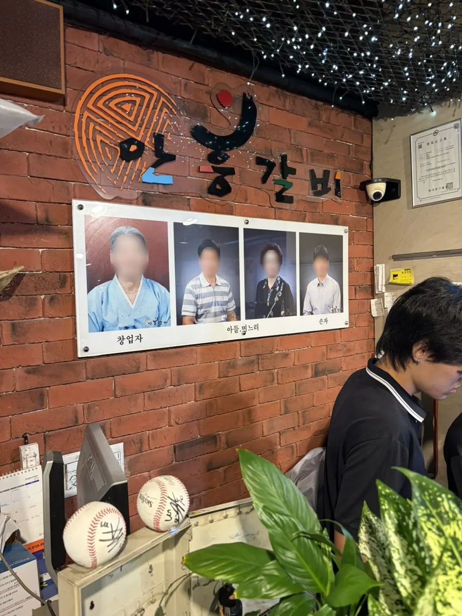 安興カルビ本店の座席と食事準備が整ったテーブル
