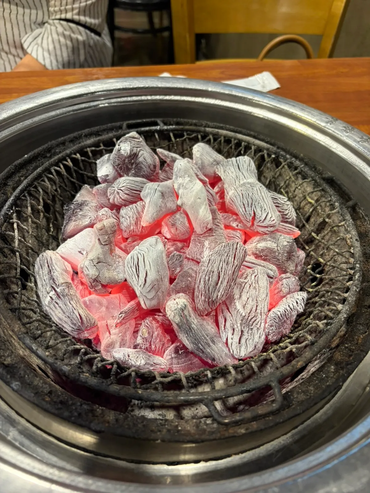 テーブルに置かれた炭火コンロ