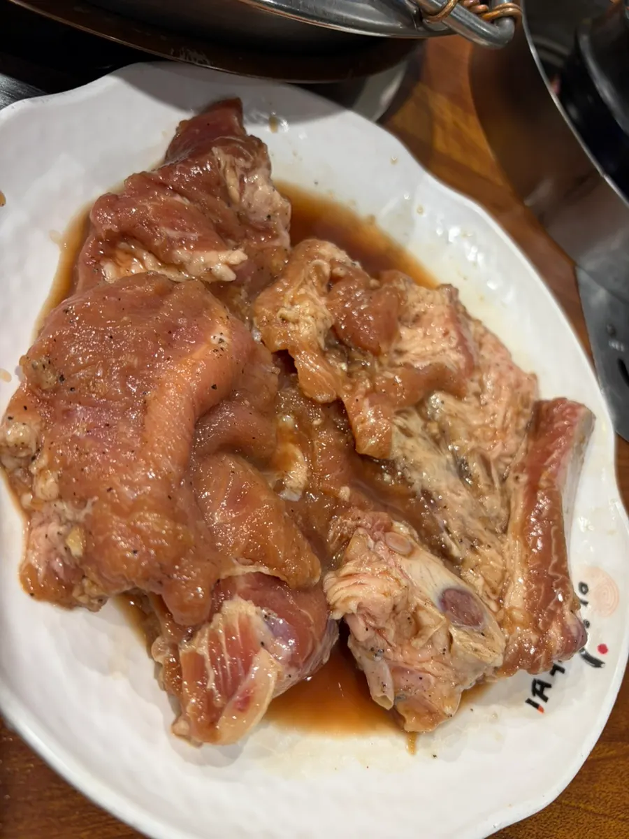 手作りの味付け豚カルビの生肉