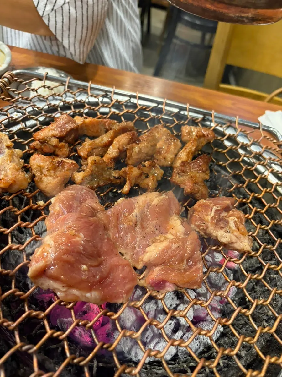 焼いている最中の豚カルビのクローズアップ