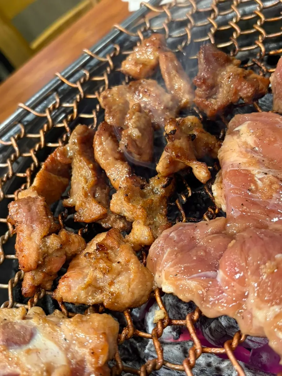 鉄板の上で焼けていく味付け豚カルビ