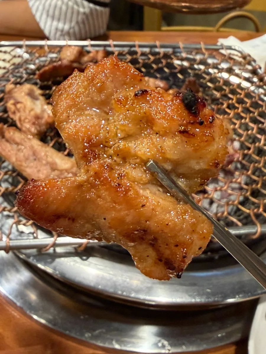 こんがりと焼き上がった豚カルビ