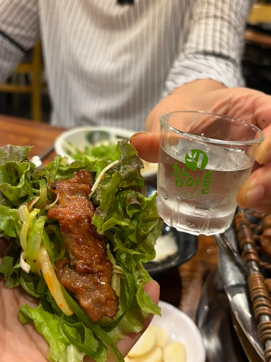 サンチュに包んで食べる豚カルビ包み