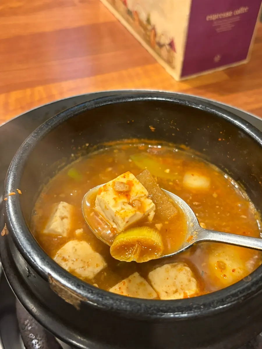 辛くて甘い味付けワタリガニの一口