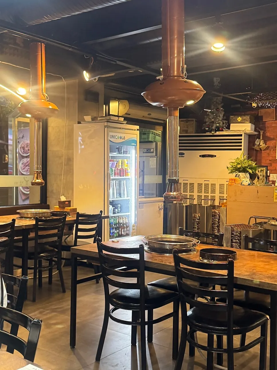안흥갈비 본점 내부 테이블 모습