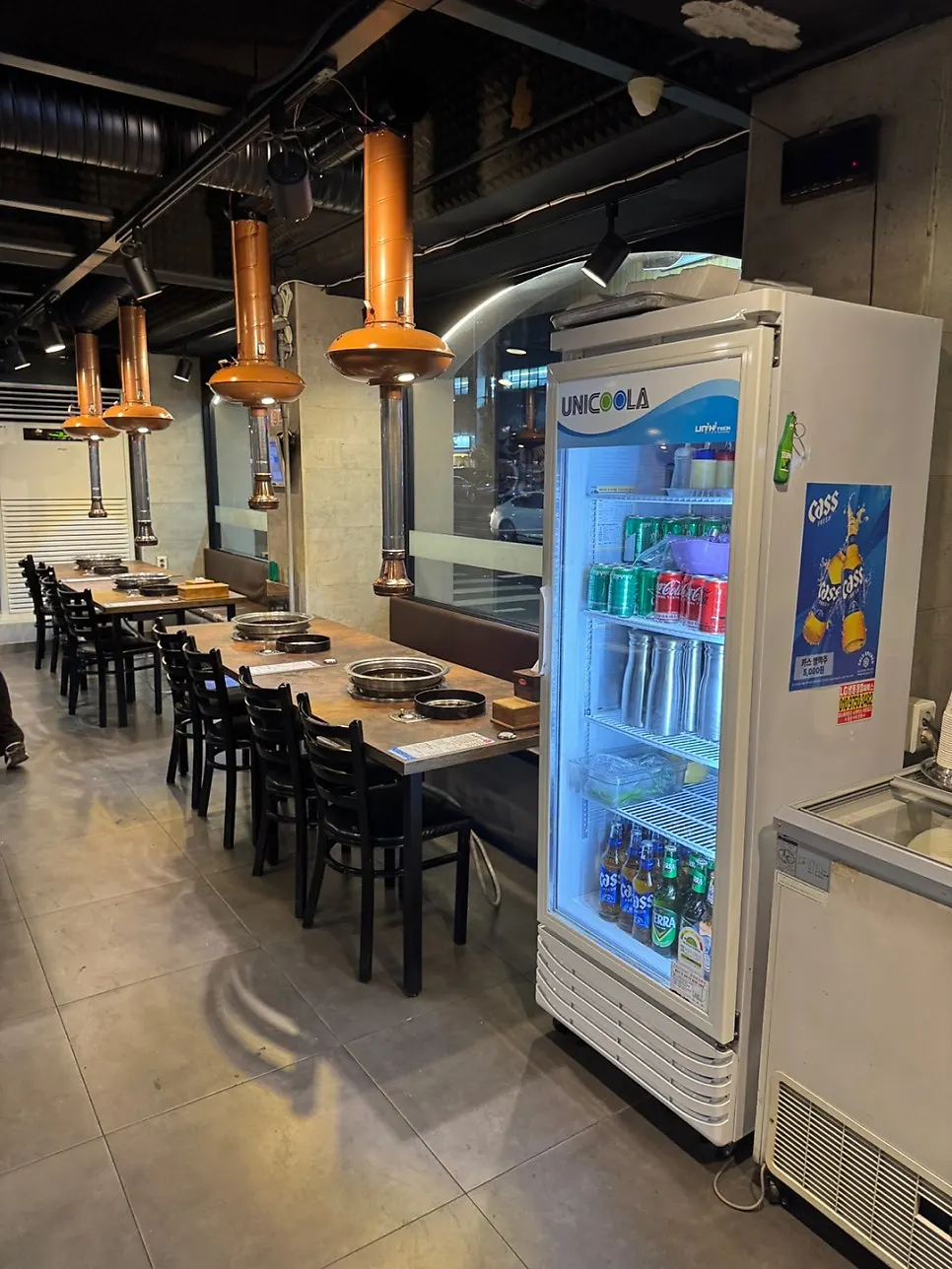 손님 없는 시간대의 안흥갈비 본점 홀