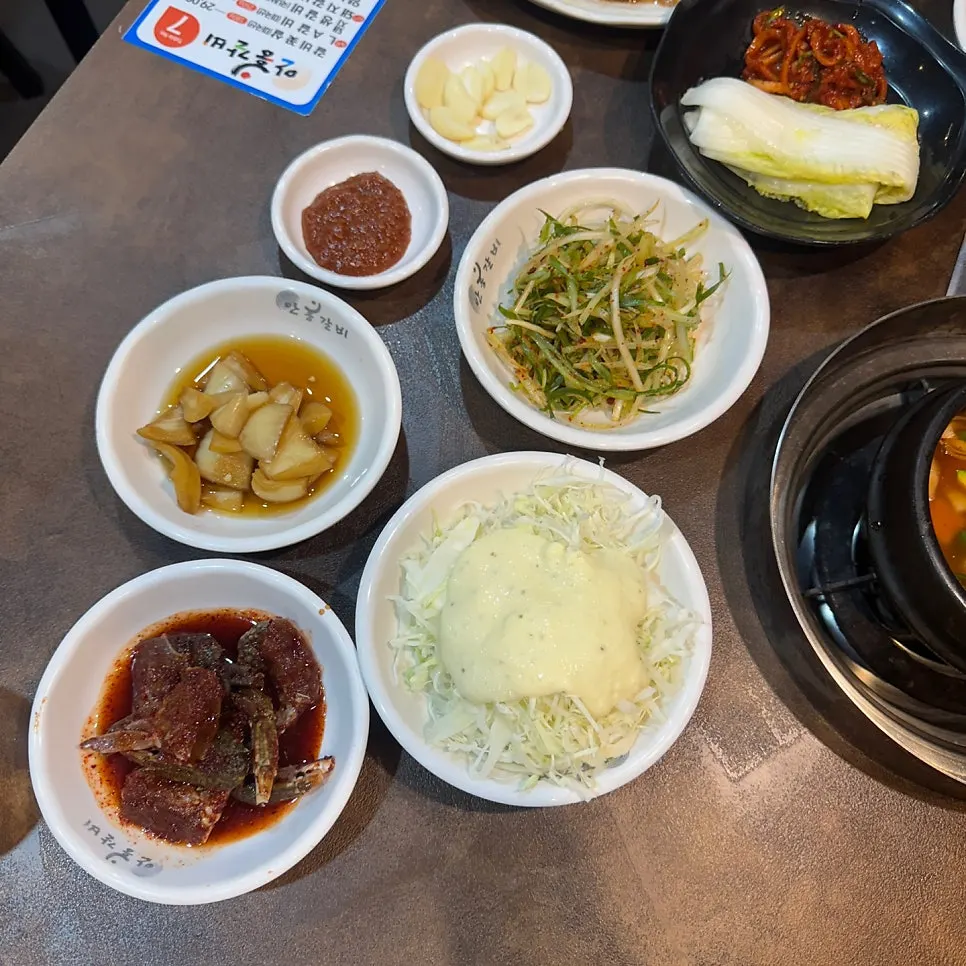 안흥갈비 본점 기본찬 한 상