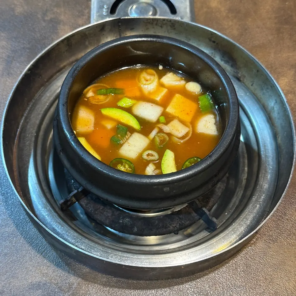 기본으로 나온 된장찌개와 재래기