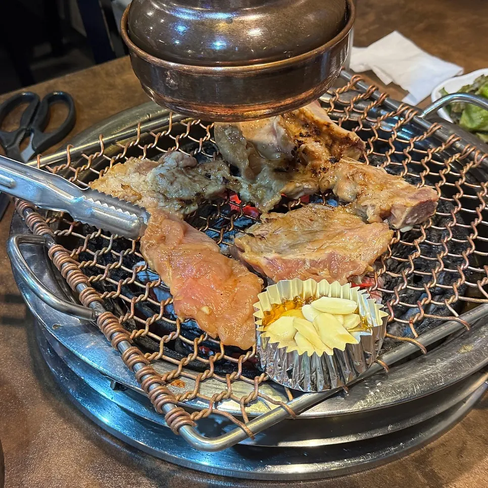 불판에 올린 안흥갈비 본점 돼지갈비