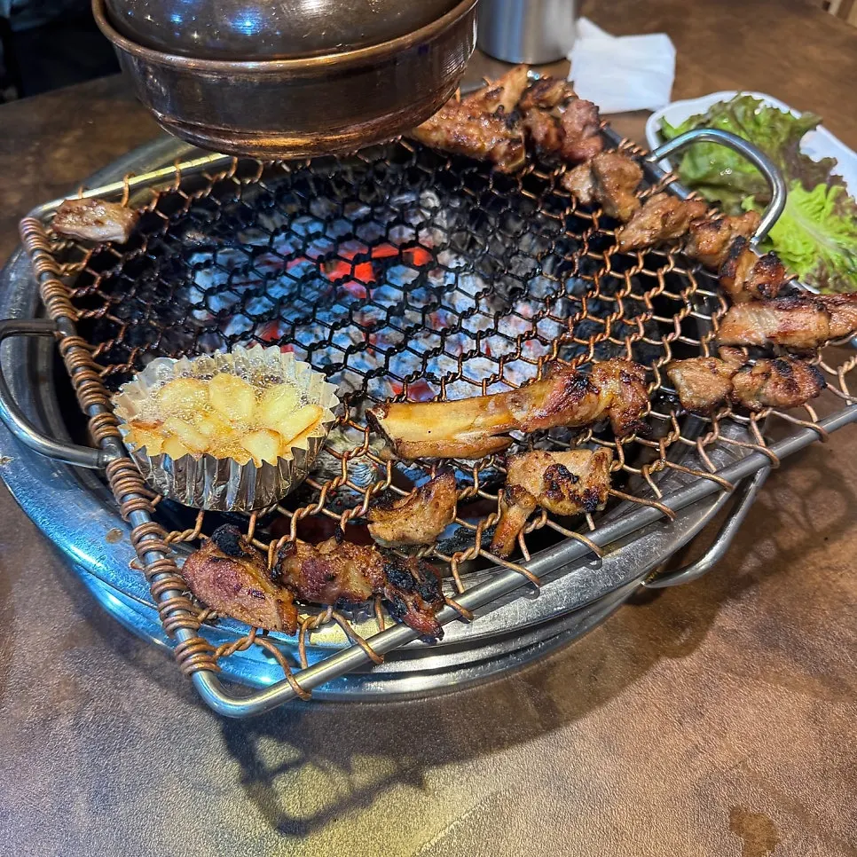 종지에 담아 구운 마늘과 돼지갈비