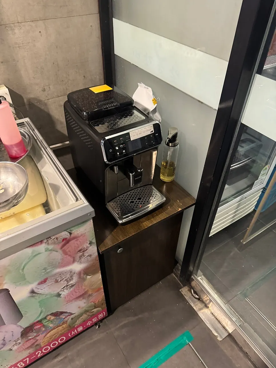계산대 옆 후식 커피 코너