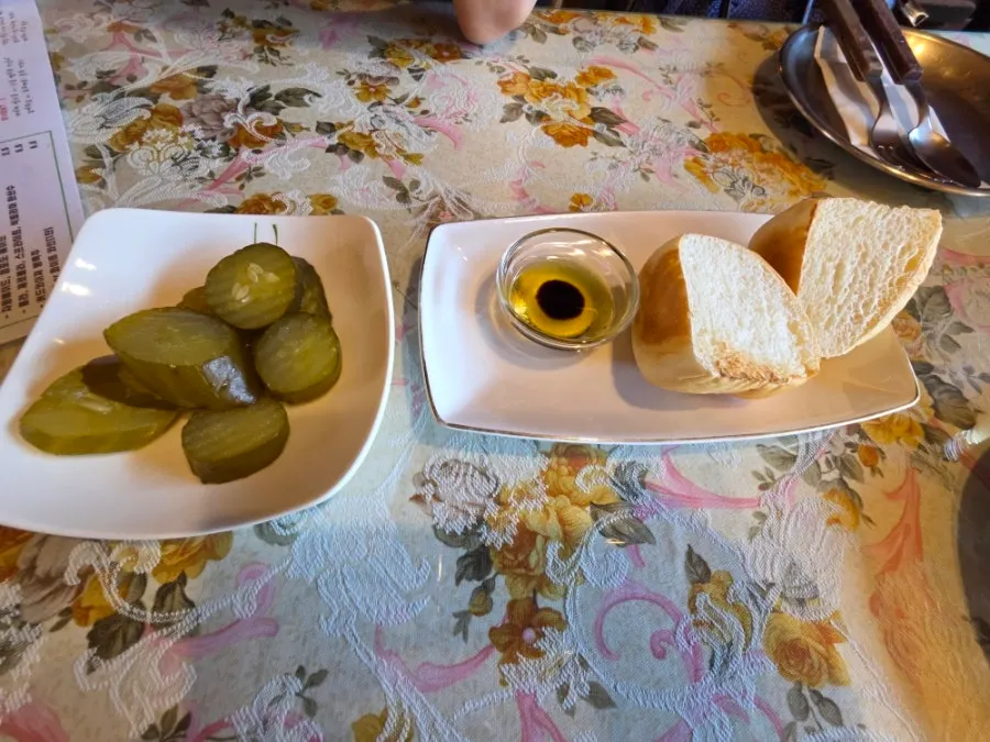 Pre-meal bread with cucumber pickles and balsamic sauce