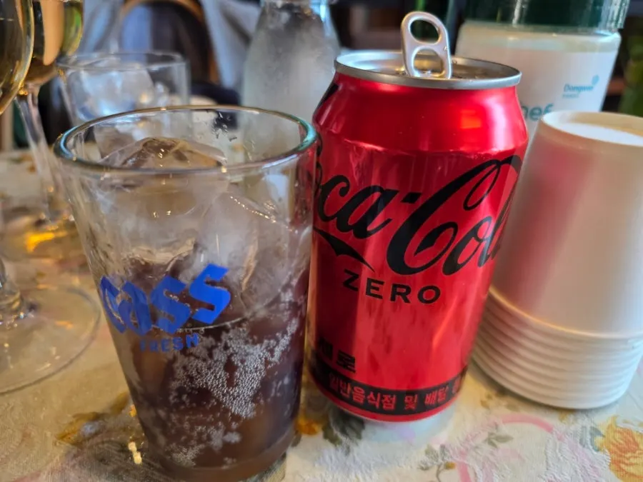 A glass of zero-sugar cola ordered at the table