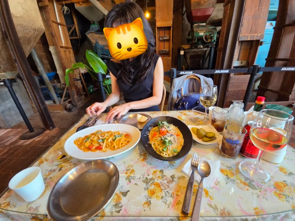 Table set with two pasta dishes and drinks
