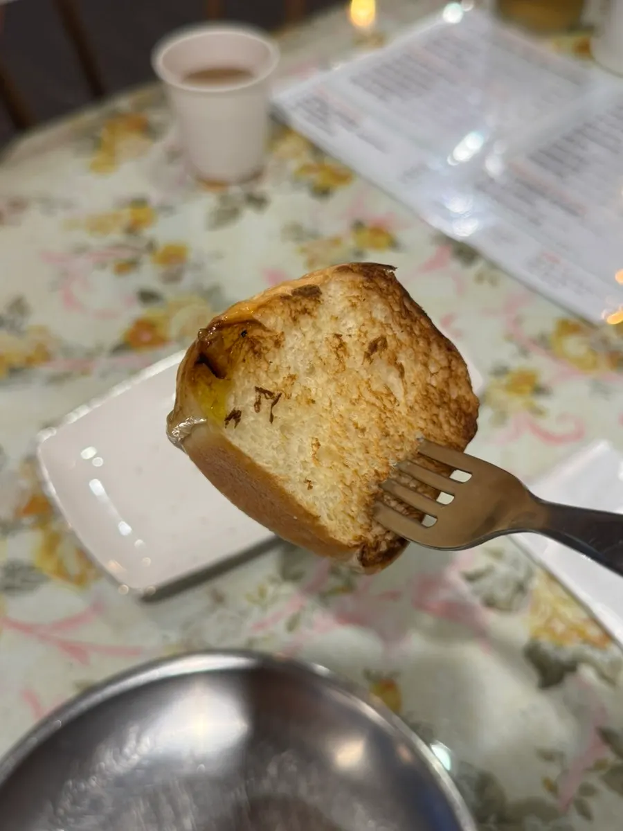 Pre-meal bread served with oil and balsamic