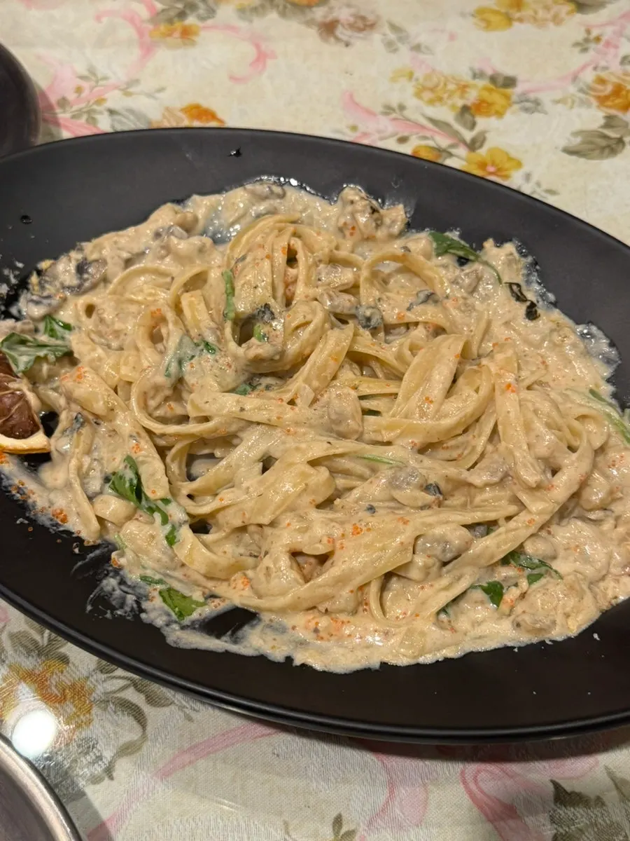 Rich cream sauce of the snow crab guts pasta