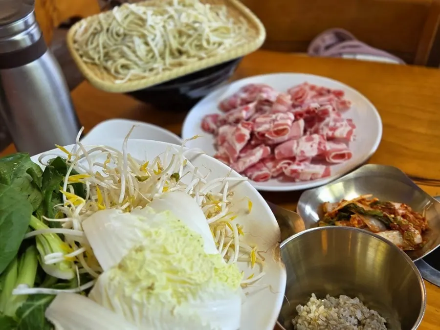 Jeongol kalguksu broth and vegetables