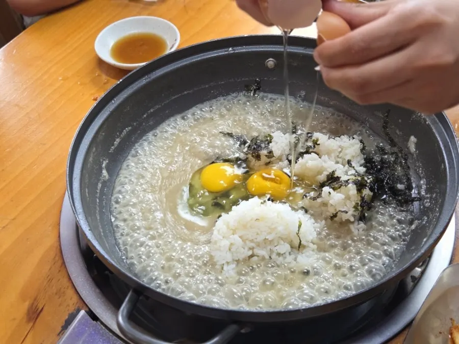 Hot-pot porridge with eggs