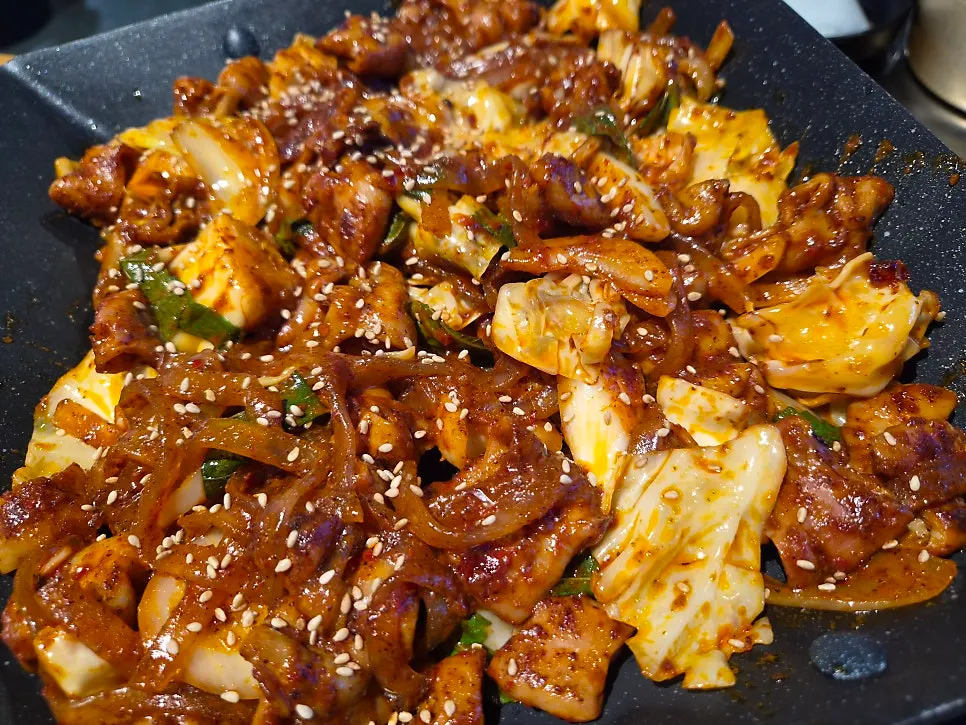 당면과 양파 깻잎이 올라간 야채곱창 2인분