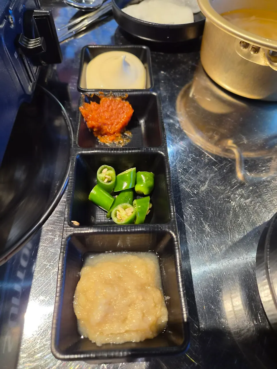 깻잎과 쌈무에 곱창을 올린 쌈 한 입