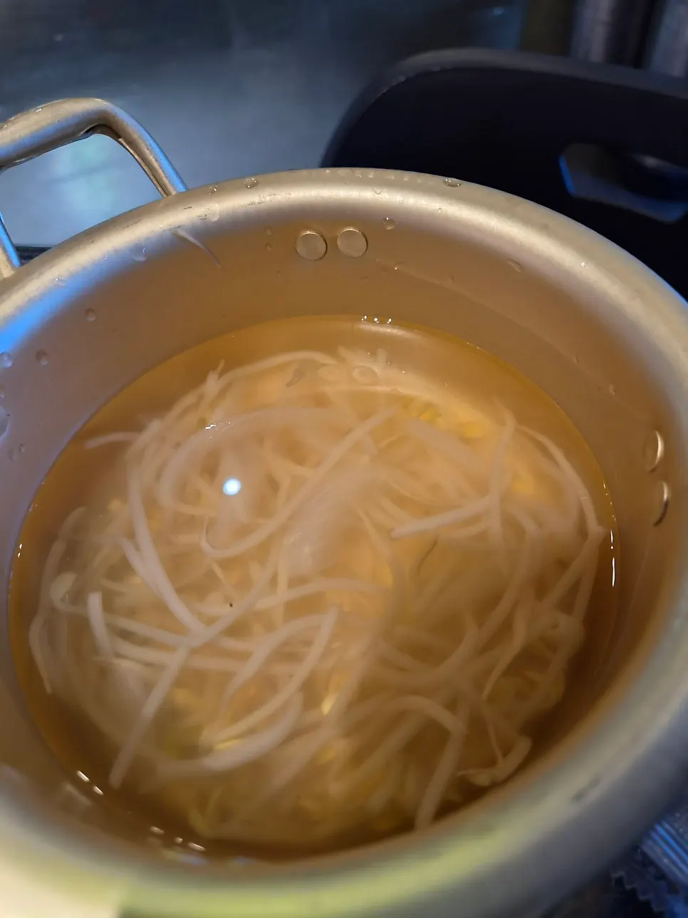 초마늘과 마요네즈를 더한 곱창 쌈
