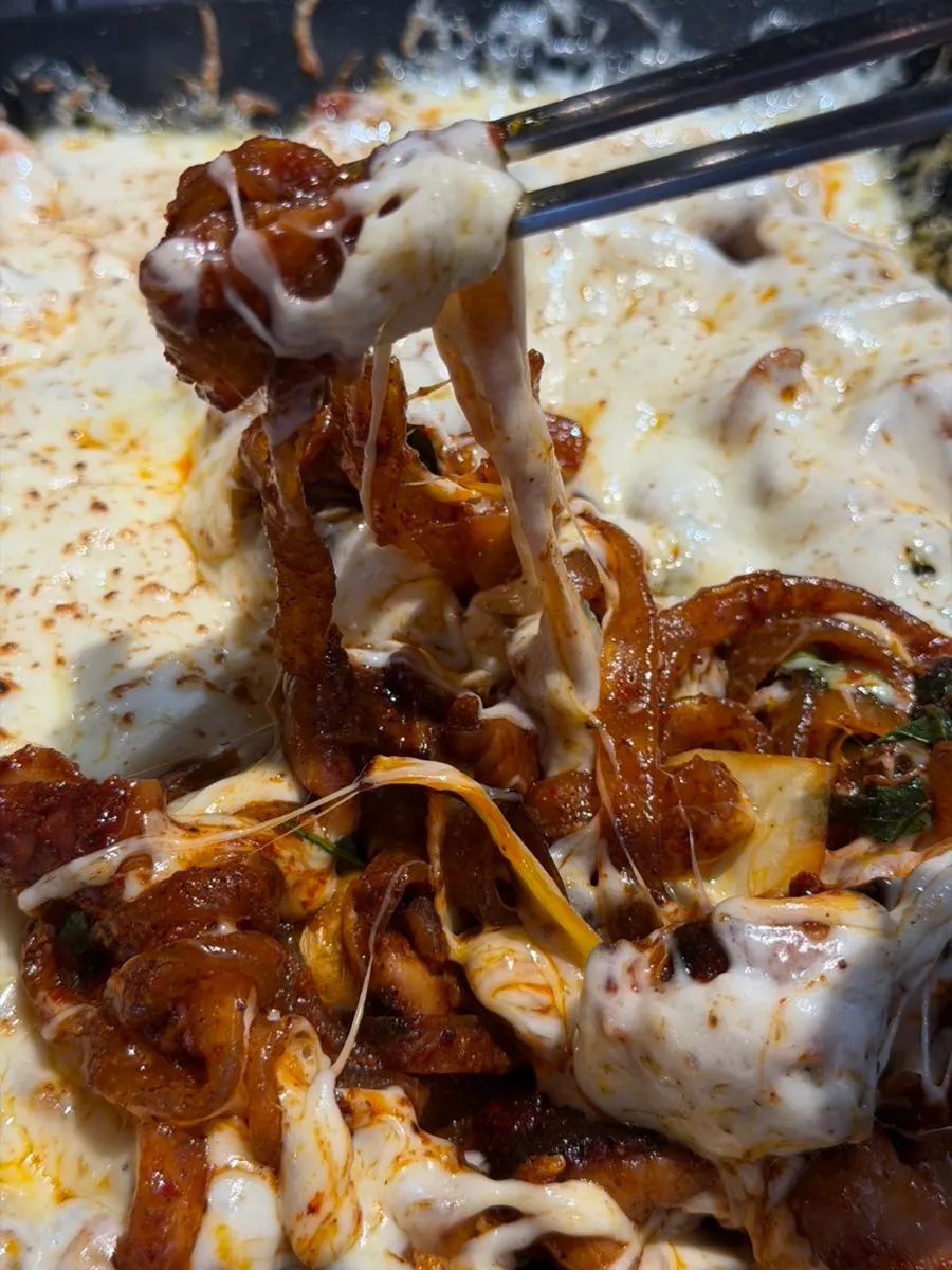 팬 위에서 눈꽃치즈가 녹아가는 야채곱창
