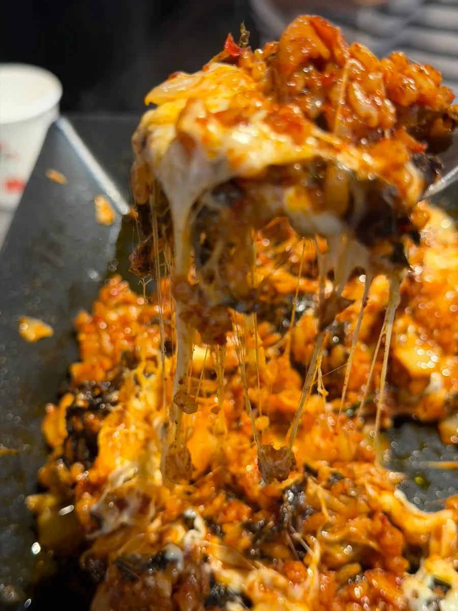 치즈가 듬뿍 올라간 눈꽃치즈볶음밥