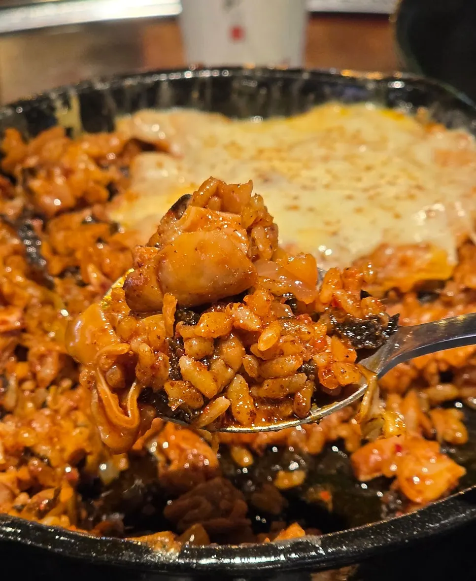 Al-gopchang snow cheese fried rice with cheese dripping down