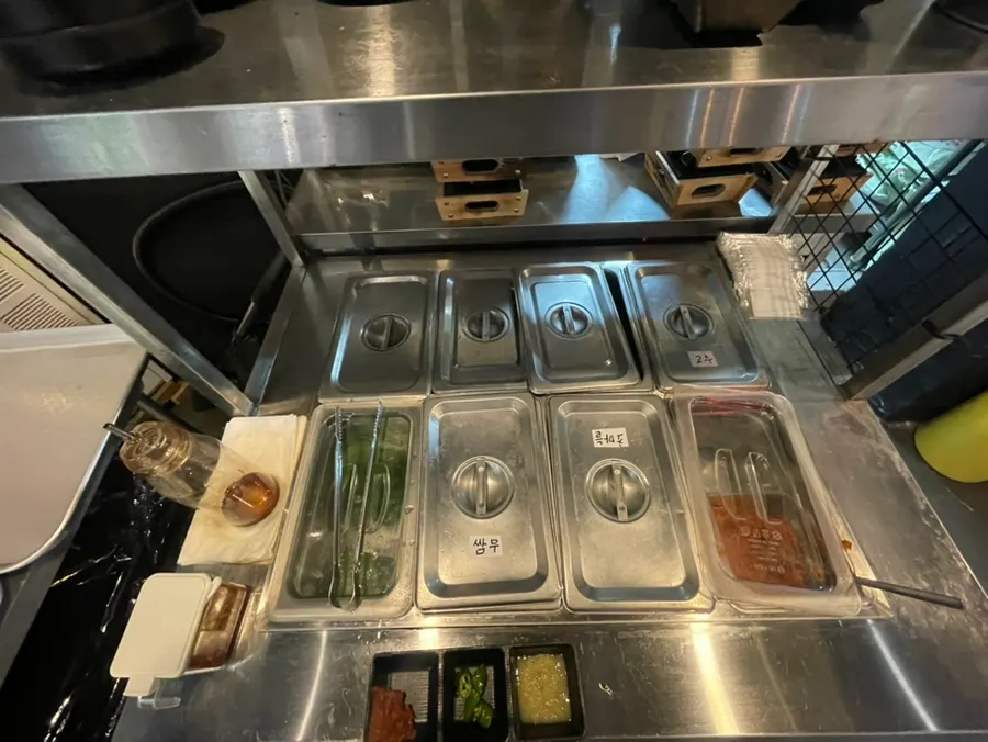 Self-serve bar for refilling side dishes