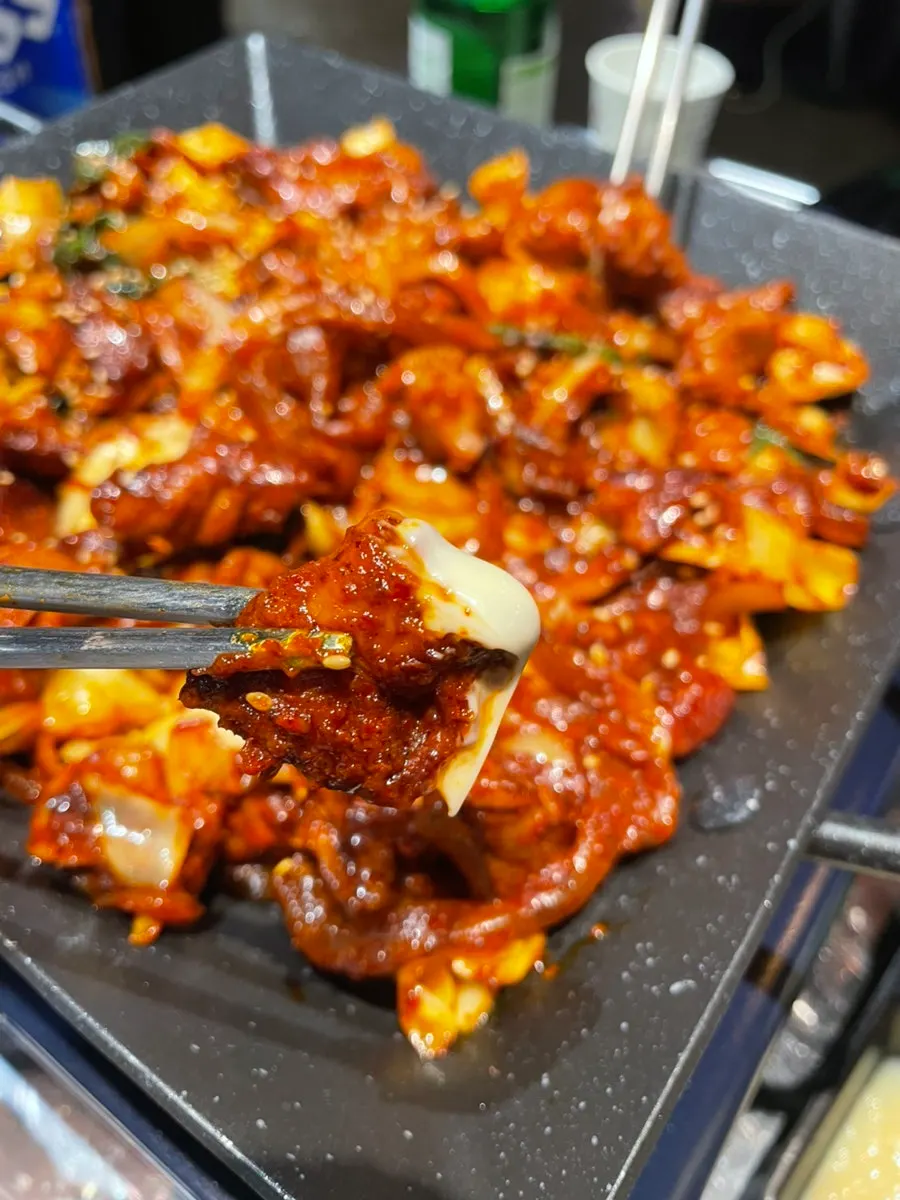 Vegetable gopchang dipped in sauce