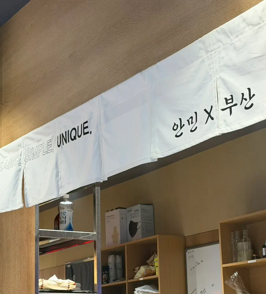 우드톤 인테리어의 홀 좌석