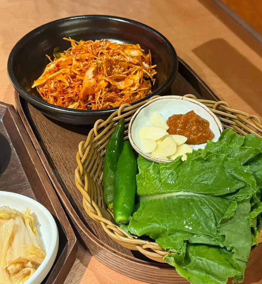 바 형태 좌석이 있는 매장 한켠