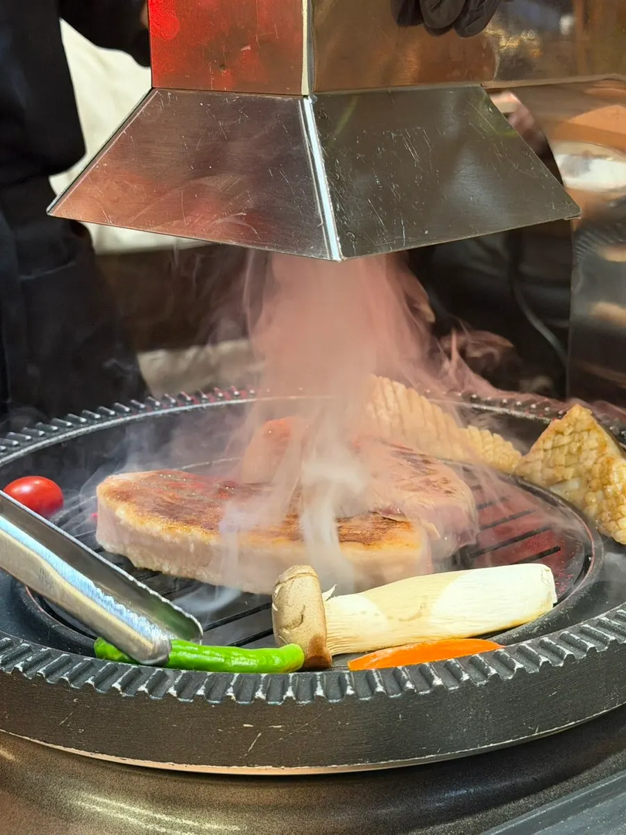 숯불 화로에서 고기를 굽는 모습