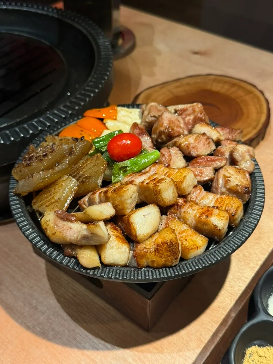 미니 화로에 올려진 구운 고기와 야채